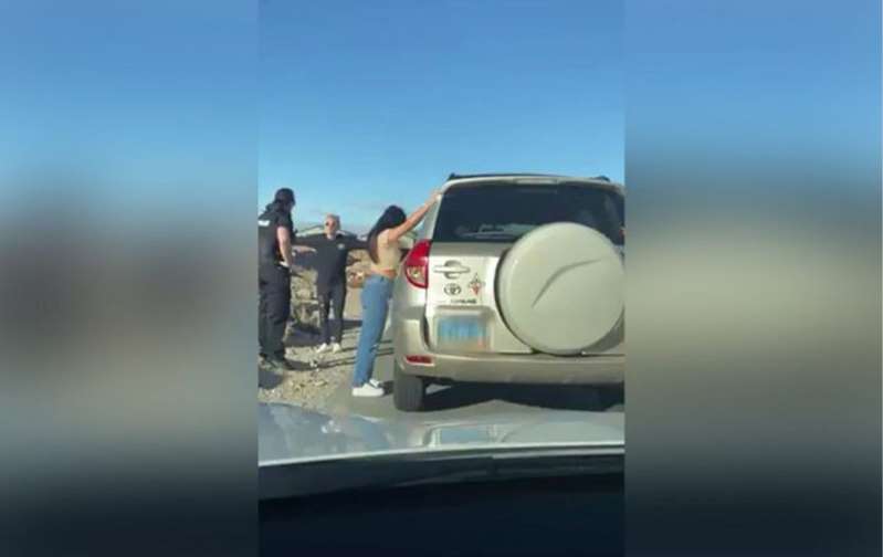 En revisión de rutina: Policía encuentra a su esposa con otro hombre que conoció en Tinder