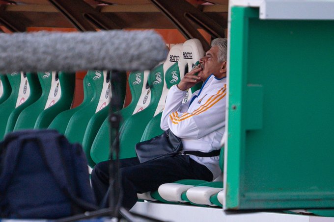 'Fumadita' del Tuca en la banca le podría costar hasta 8 mil pesos de multa