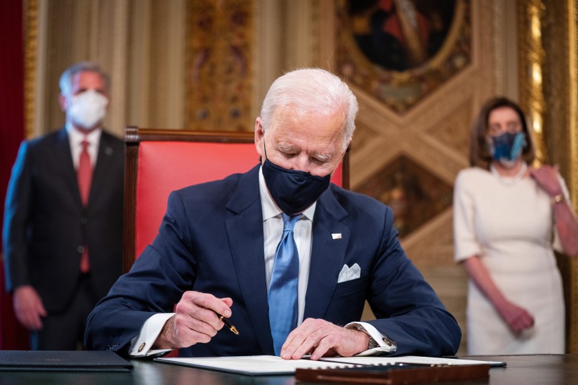 Biden firma una orden ejecutiva para evitar la salida de EU de la OMS