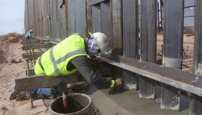 En frontera con Arizona explota dinamita y camiones van y vienen. El muro de Trump sigue en curso