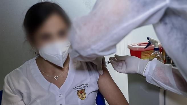 Muere voluntaria en ensayo de vacuna china contra covid