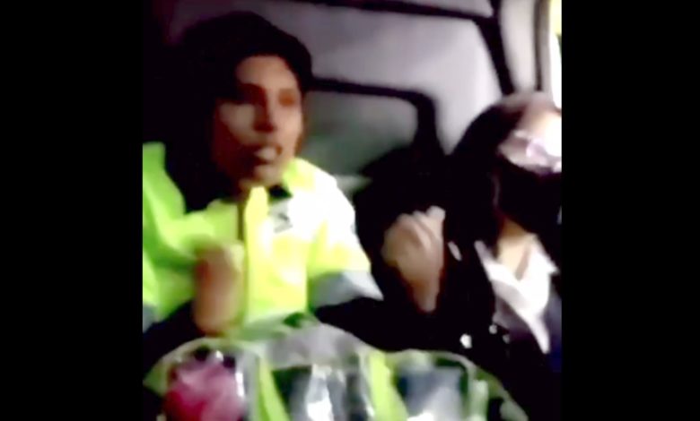 #LadyPepitas: Mujer se niega a usar cubrebocas en combi por comer pepitas