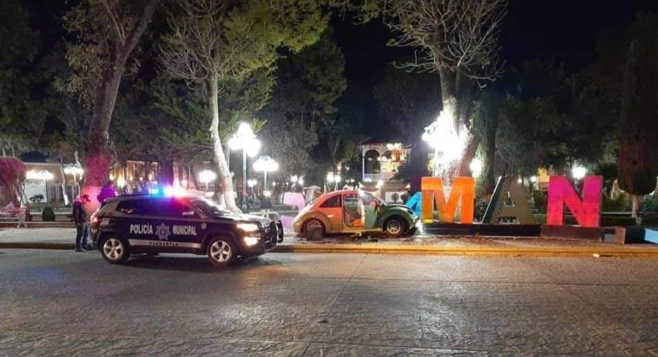 Ebrio sujeto derriba letras monumentales de Huamantla, Tlaxcala