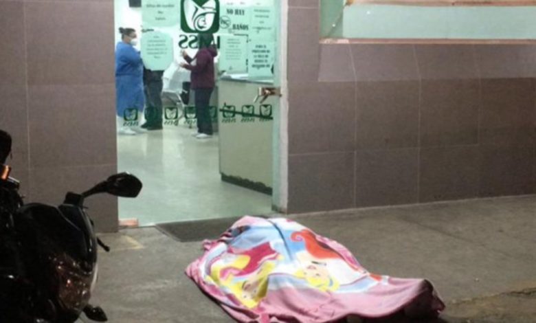“Le negaron la atención, estaba vivo cuando tocamos”: Hombre muere frente a puerta de hospital(Video)
