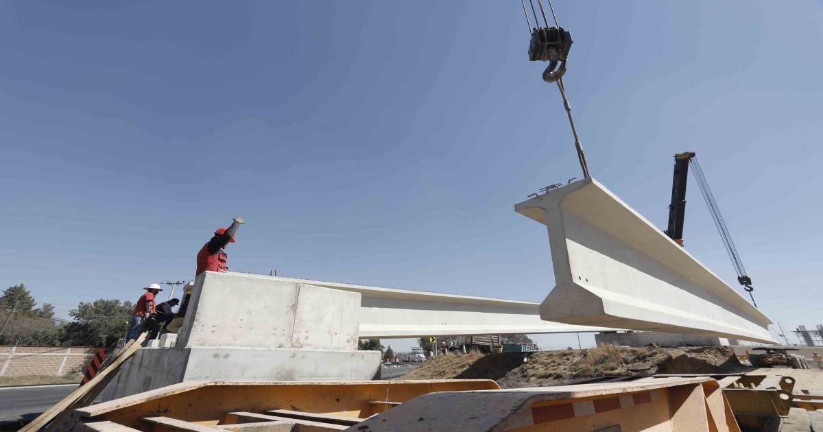 Coloca SECODUVI trabes del nuevo puente vehicular en el distribuidor vial Xicohténcatl