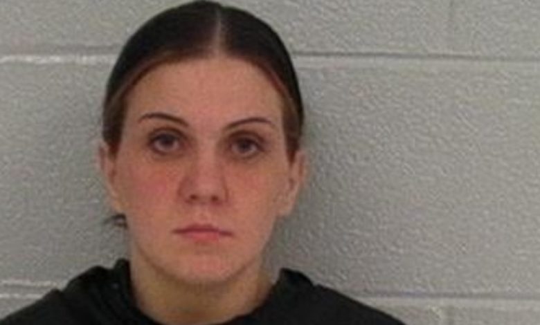 Maestra de primaria es detenida y acusada de abuso por masturbarse frente a su clase