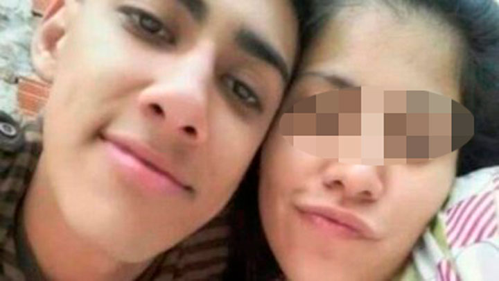 Mujer apuñala en el corazón a su pareja en vía pública