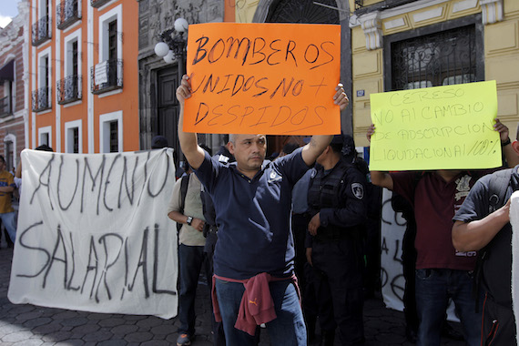 En visita de AMLO en Tlaxcala, policías suspendidos de Puebla buscan diálogo