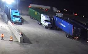 Detienen a una persona relacionada con la pipa blanca que desapareció con 80 inmigrantes en Texas