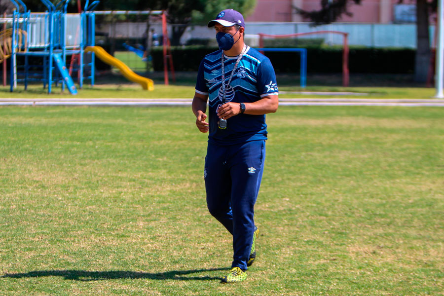 Juan Carlos Cacho, con la titánica tarea de enderezar el torneo del Puebla Femenil