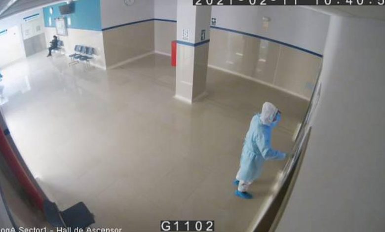 Policía se disfraza de médico para ver a su padre con COVID; lo encuentra muerto