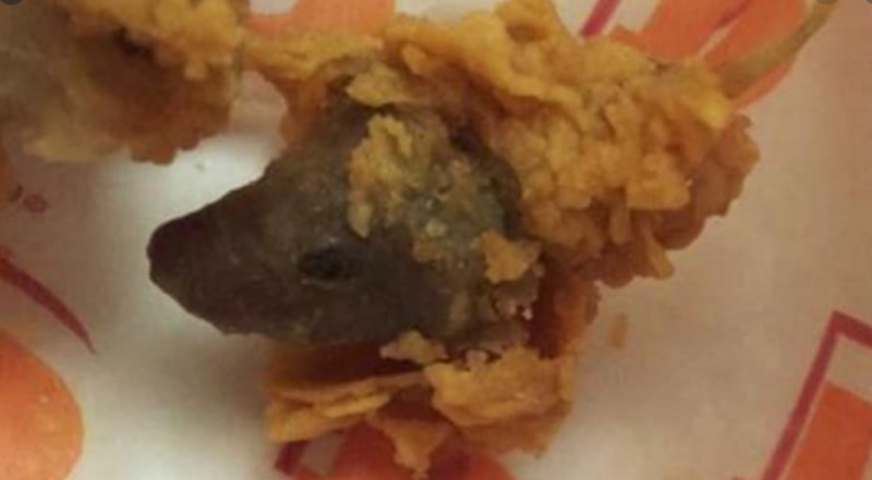 Denuncian "ratón empanizado" en un pedido de boneless de una cadena de restaurantes