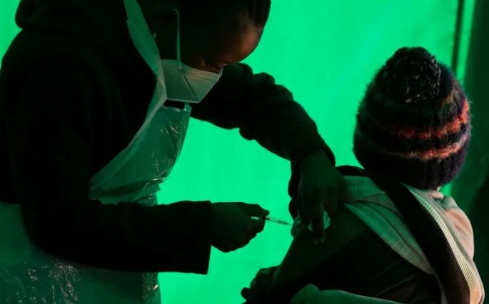 Afirman que dos dosis de vacuna antiCOVID protegen contra la variante Delta