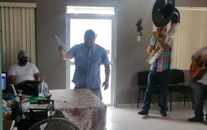 Hombre celebra su divorcio con banda afuera del Registro Civil en Coahuila y se hace viral