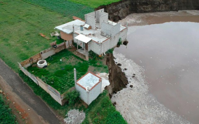 Familia afectada por socavón sigue sin aceptar terrenos que les ofrecen para reponer patrimonio