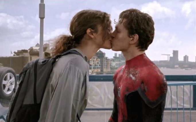 ¡Zendaya y Tom Holland juntos! Captan a la pareja besándose
