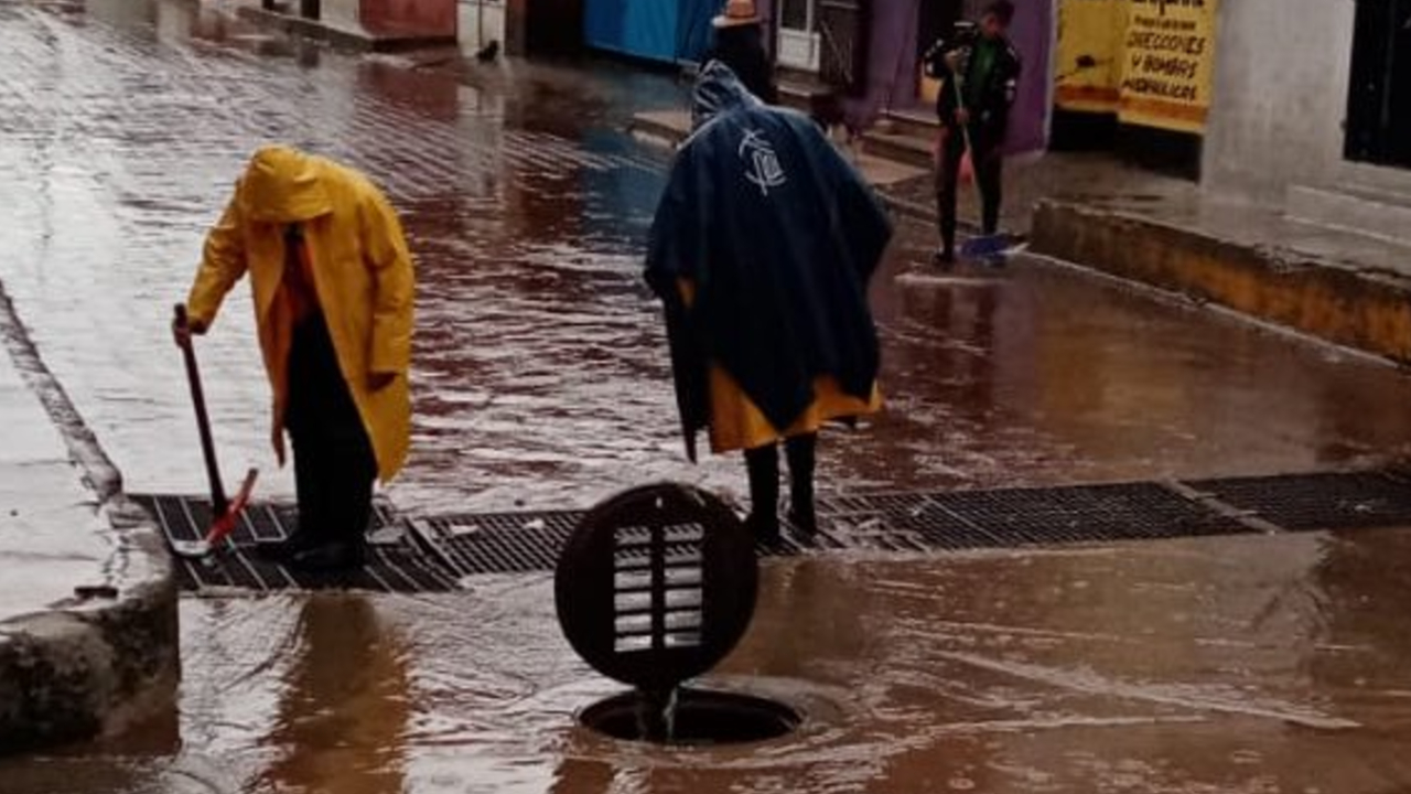 Brigadas de seguridad de San Pedro Cholula impiden la obstrucción del drenaje 