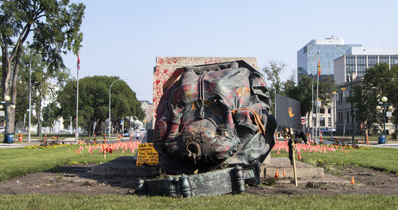 Canadá: Queman iglesia, derriban estatuas por genocidio indígena