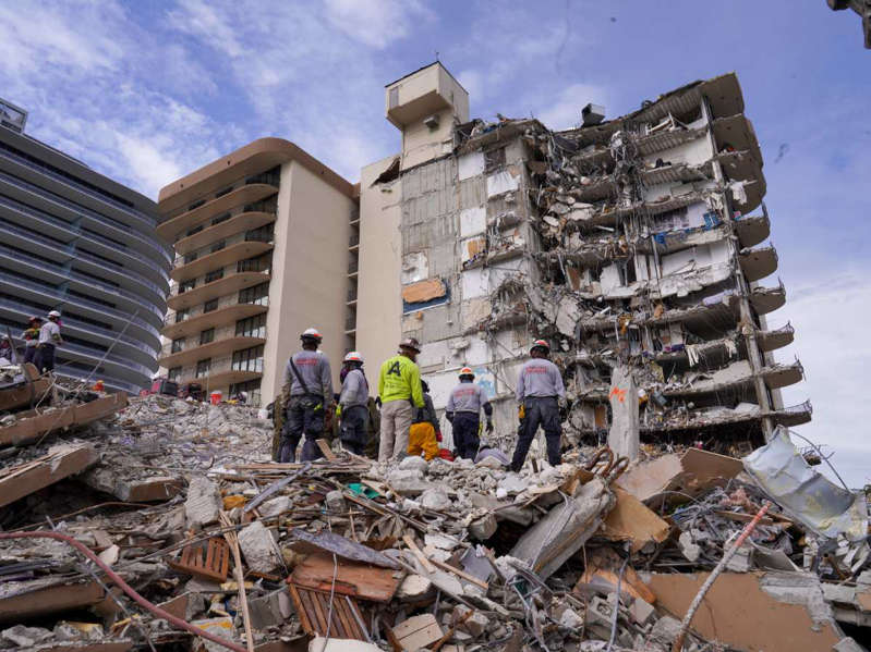 Anuncian demolición de restos de edificio colapsado en Miami