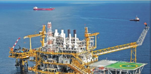 Bajan más de 2 dólares los precios del petróleo por aumento de inventarios de EU