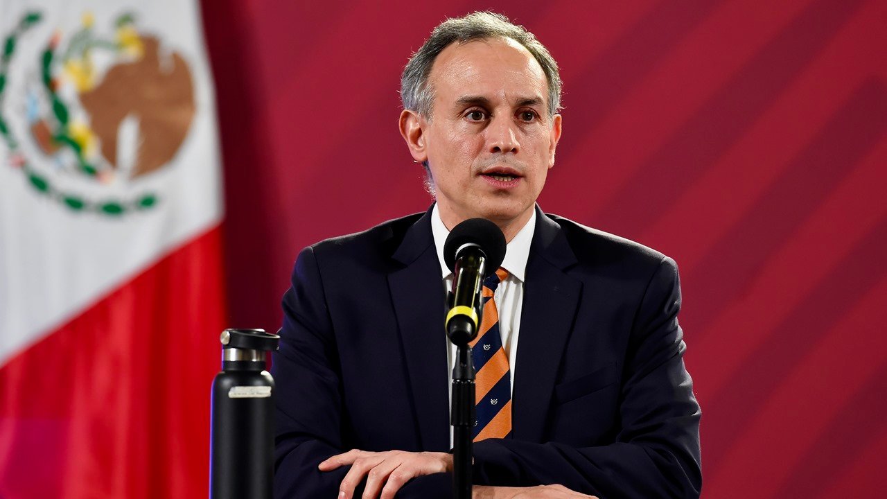 ¿Se puede tomar alcohol después de vacunarse? López-Gatell responde
