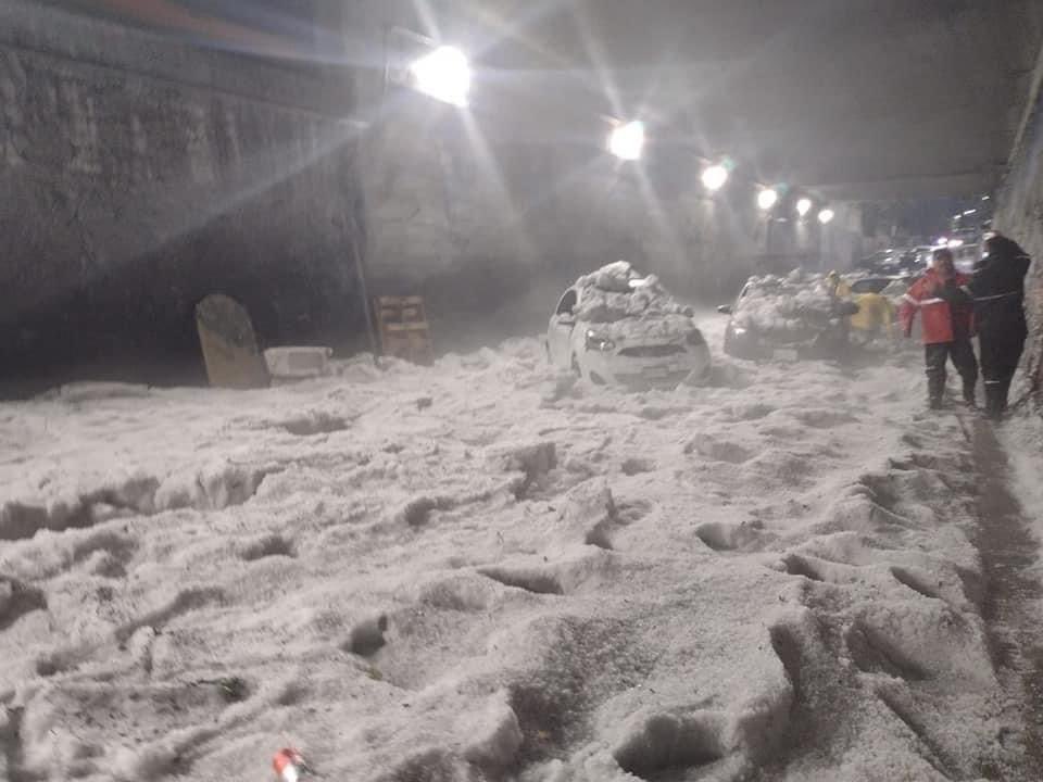 Muere de hipotermia en México tras fuerte granizada que lo dejo atrapado en su auto