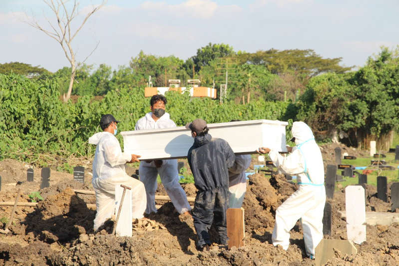 Rusia e Indonesia registran récord de muertes por covid-19; variante Delta se expande