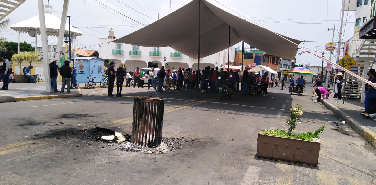Cierre carretero en Xicohtzinco cumple un mes