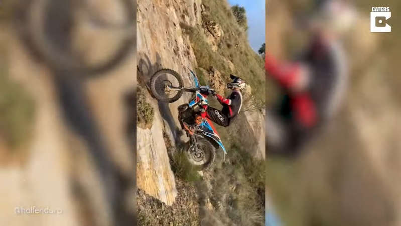 Motociclista logra subir colina completamente inclinada, hazaña se hace viral (Video)
