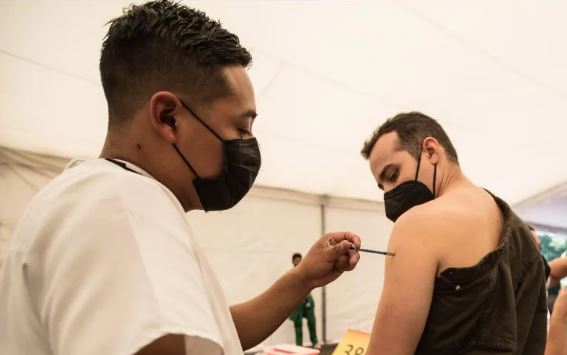 AMLO pide a jóvenes no relajar medidas de protección por COVID-19