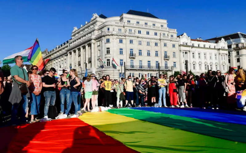 Imponen multa en Hungría por libro que “promueve” la homosexualidad