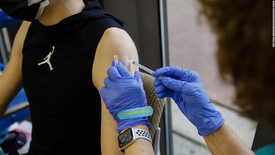 Vinculan a vacunas de Pfizer y Moderna con muy pocos casos de miocarditis y pericarditis