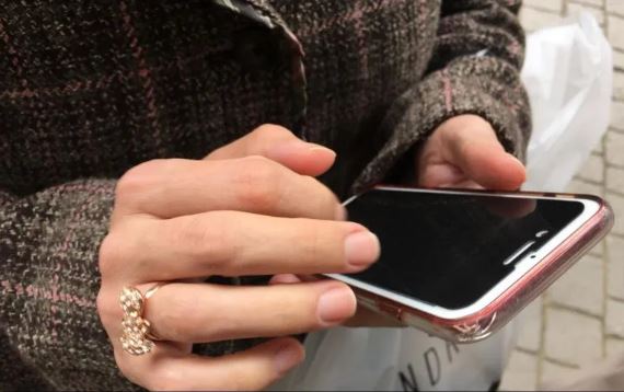 Maestra es obligada a renunciar tras revelarse que tenía cuenta en OnlyFans