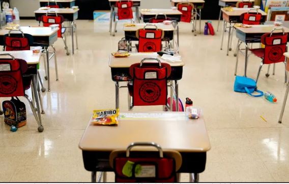 Estudiantes y maestros vacunados en EU ya no necesitarán cubrebocas