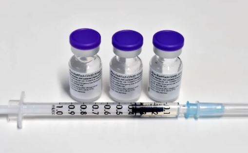 Pfizer solicitará aprobación de tercera dosis de su vacuna