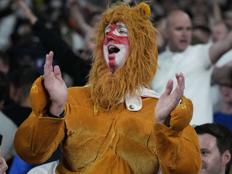 Multan a Inglaterra por uso de láser, bengalas y silbidos