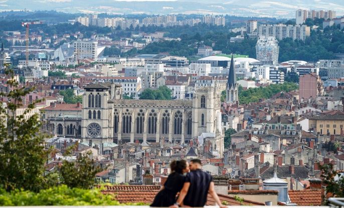 Francia impone uso de pasaportes covid para impulsar vacunación