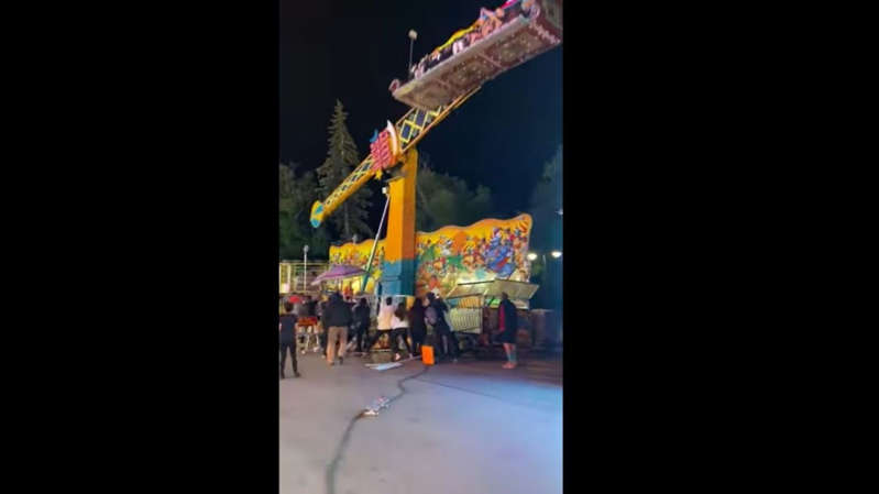 Juego mecánico en feria se desprende del piso con personas a bordo