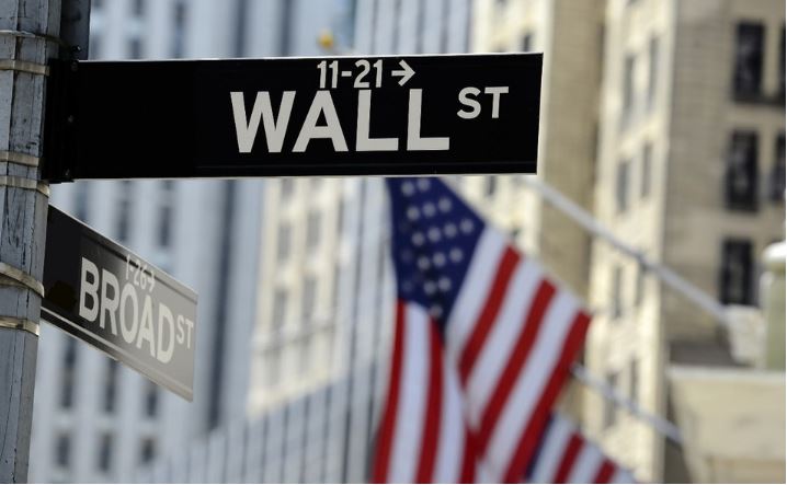Wall Street cierra en triple récord por alza de Tesla y acciones bancarias
