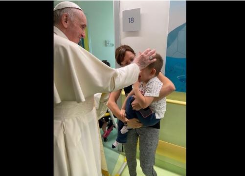 El Papa Francisco visita a niños con cáncer en hospital donde fue operado