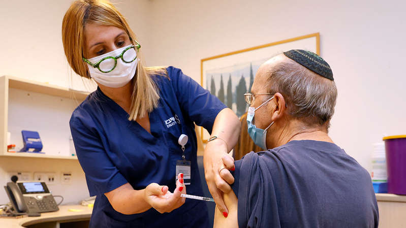 Refuerzan vacunación: Israel anuncia tercera dosis ante variante Delta