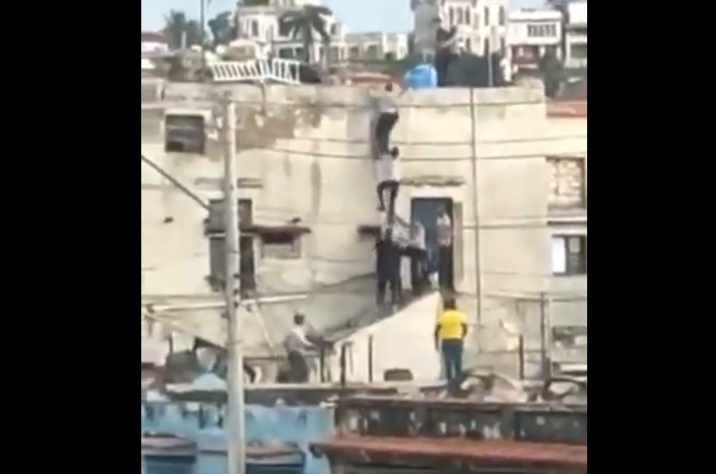 Violenta detención de un manifestante desarmado protestando contra la dictadura Cubana (Video)