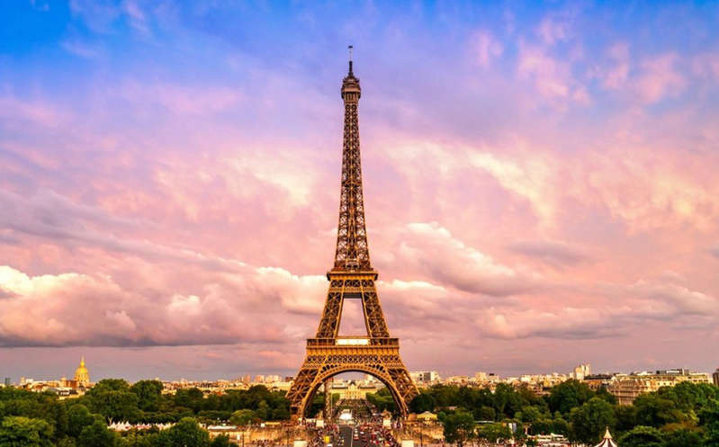 Reabren la Torre Eiffel tras meses cerrada por la pandemia por covid-19