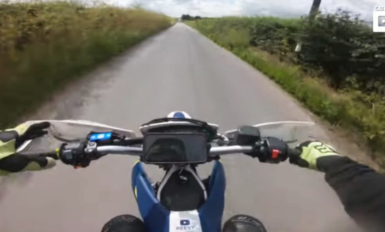 "Graba su propio accidente": Motociclista intenta “caballito” y termina accidentado (Video)