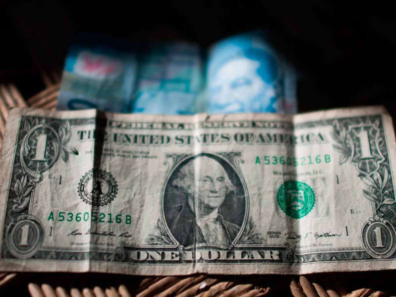 Temor al Covid-19 echa abajo al peso frente al dólar
