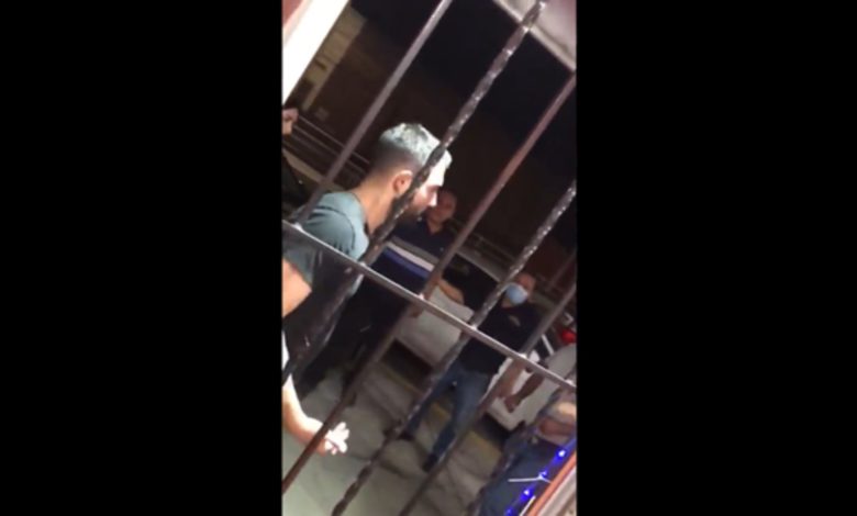 Hombre defiende a mujer de acosadores, usuarios de redes celebran "golpiza" (Video)