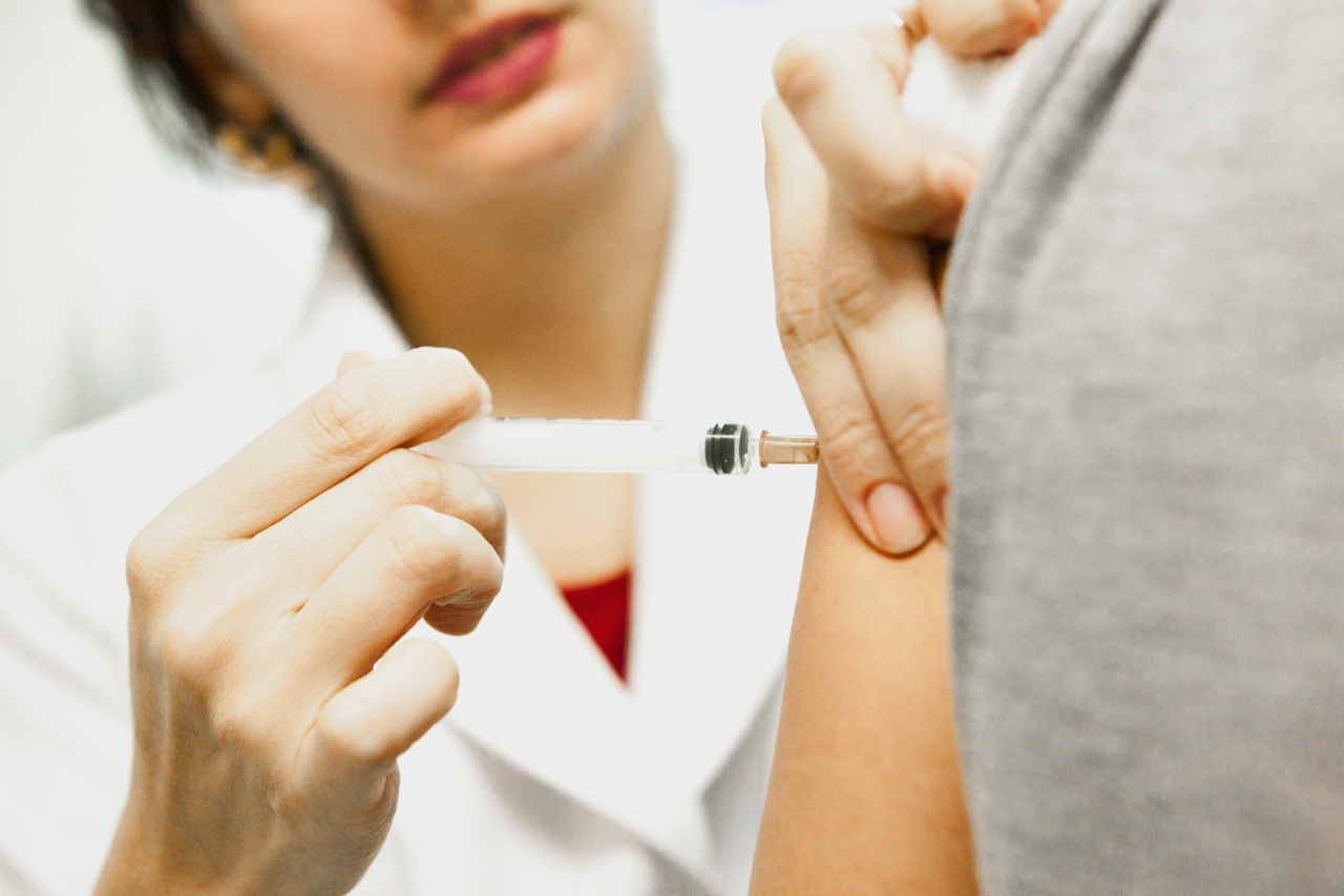 No vacunarán contra el COVID-19 a menores de 18 años: Reino Unido