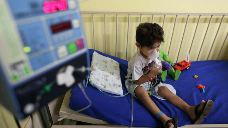 Mamá lleva a su hijo con un curandero y muere por COVID-19