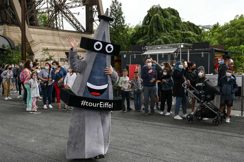 Exigen a turistas pase covid-19 para visitar monumentos famosos: Francia