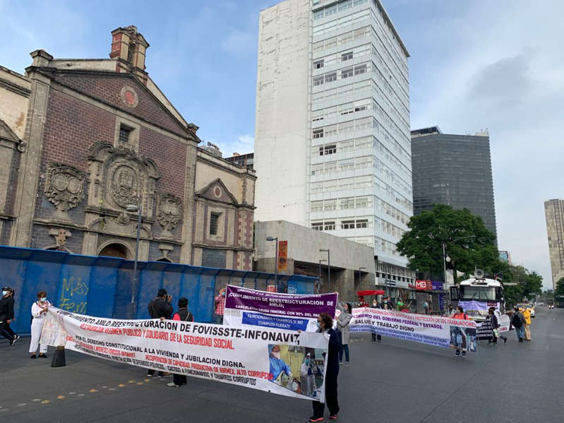 Marchan Trabajadores de la salud en CDMX; piden basificaciones